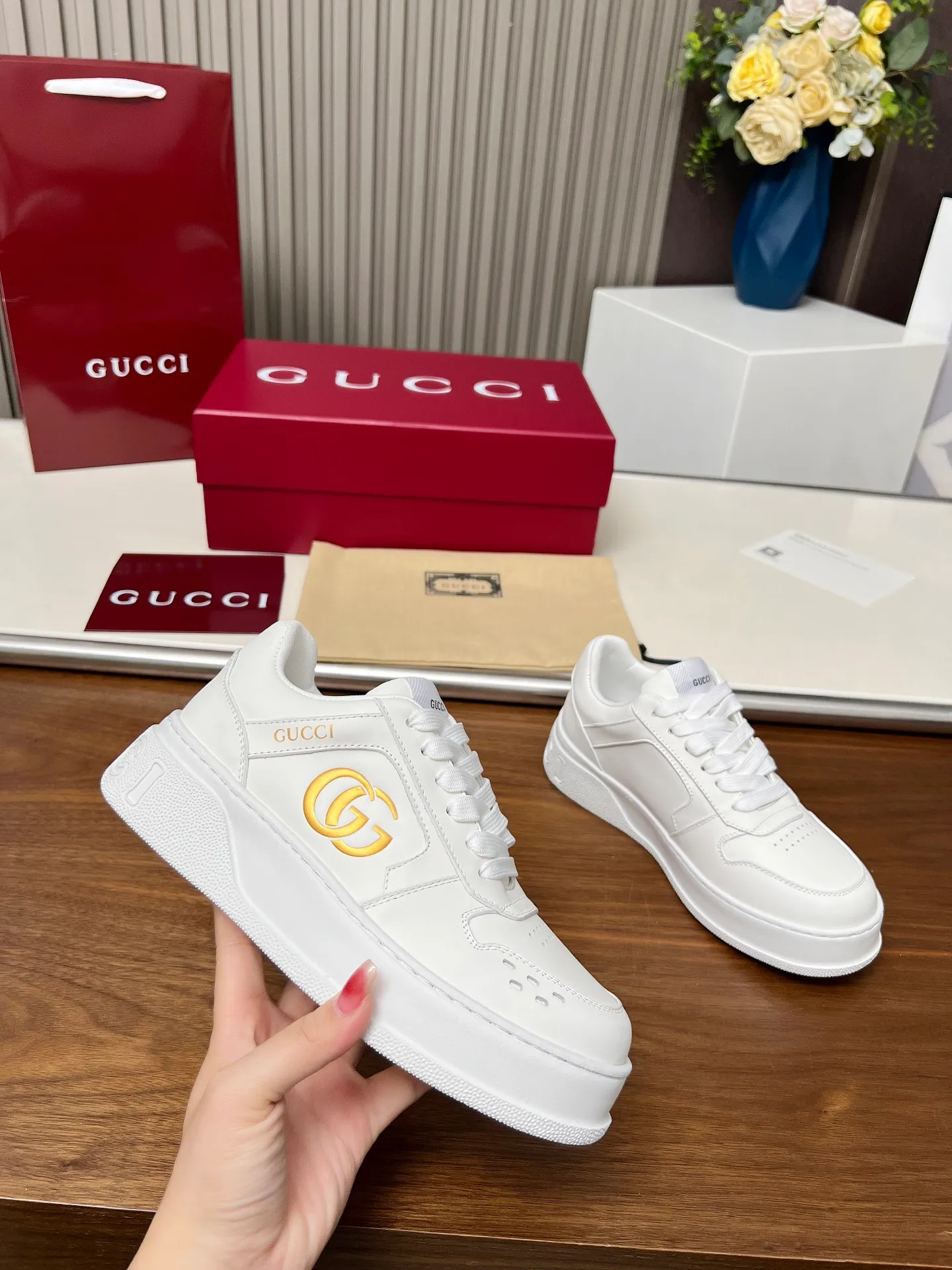 👟👟Ex-factory price 560👟👟Gucci casual sneakers, top version! Oil edge craftsmanship🌸🌸🌸1:1 reproduction. New model for early spring, creating a perfect style💣💣💣street style🔥🔥🔥Cool and stylish C-position fashionable outfit with retro and futuristic feel🌹🌹🌹Classic shoe shape, showing exquisite texture! Open mold to customize high-density outsole. Comes fully packaged. Size: Female 35-46. Fabric: Imported cowhide...men and women